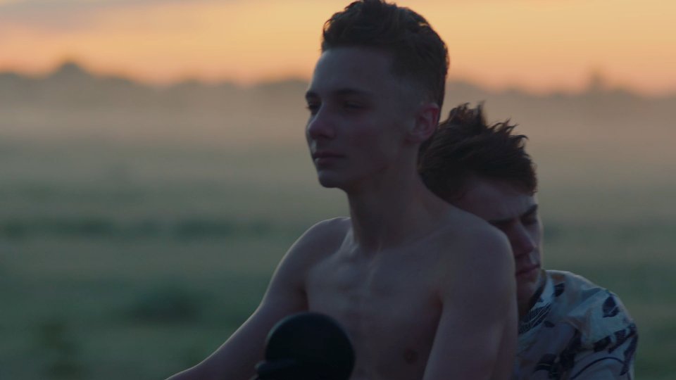 Une nuit, à travers champs
